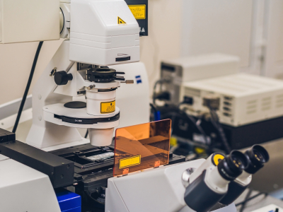 confocal microscope in lab setting