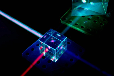 laser beam entering beamsplitter cube